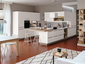 cucina bianca con pavimento classico